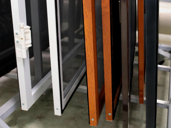 Sieťky na DVERE  - pántové v ráme SMART - farby RAL 7